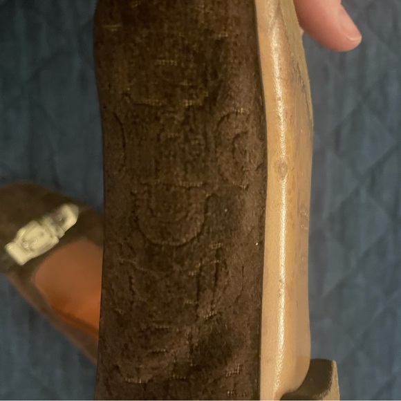 Gucci embossed logo flats with gold hardware - Picture 6 of 6